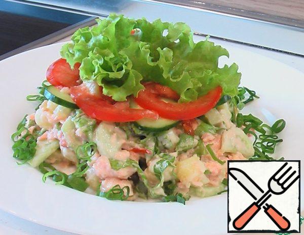 Boiled chilled fish (sturgeon, sevryuga, beluga, walleye, salmon) cut into small pieces; peeled potatoes, fresh cucumber, gherkins and tomatoes cut into slices, put everything in a bowl, add chopped green salad. Before serving, lightly add salt to the products and mix with mayonnaise sauce and vinegar. Then put a slide in a salad bowl, placing beautiful leaves of green lettuce in the center of the slide, and around, in an oval, lay circles of tomatoes and cucumbers. You can decorate the salad with caviar - powdered, grainy or keto, slices of salmon, salmon, chum, sturgeon and pitted olives. In the salad, you can add onions or green onions (50 g).
