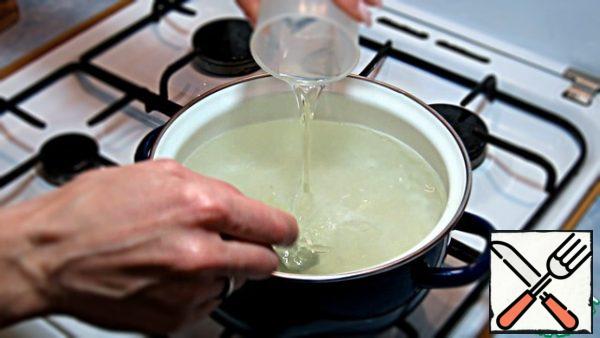 Add vinegar, sugar, salt and vegetable oil to the boiled liter of water. Boil for 5 minutes.