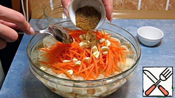 In the cooled marinade with cabbage, add carrots, garlic and Korean seasoning, mix.
Leave to marinate for 6 hours.