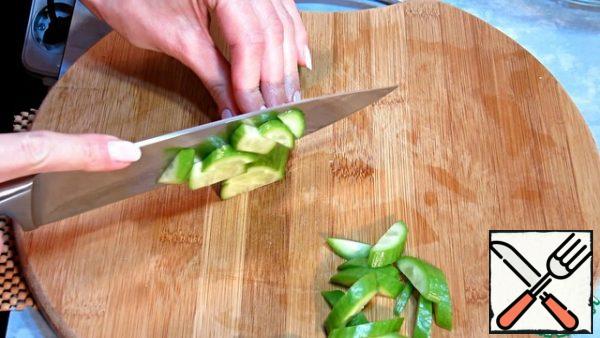 Cut the cucumber into large strips.