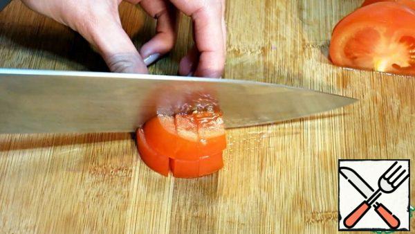 Cut the tomato into a large cube.