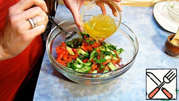 We mix all the ingredients.
We fill it with oil, which was infused with crushed garlic for a day.
Salt to taste.
You can also add lemon juice.