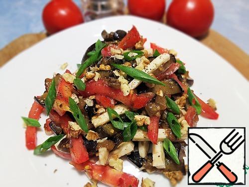 4. While the eggplants are cooling, we chop the nuts and garlic.5. Cut the cheese and tomatoes into strips.6. Well, now add tomatoes, cheese and garlic to the eggplant, pepper and mix.7. Put it on a plate and sprinkle with nuts.