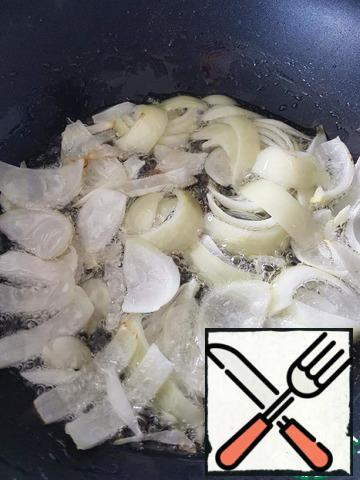 Cut all the vegetables coarsely.
Heat the oil in a frying pan, fry the onion, stirring continuously, for 30 seconds-1 minute.