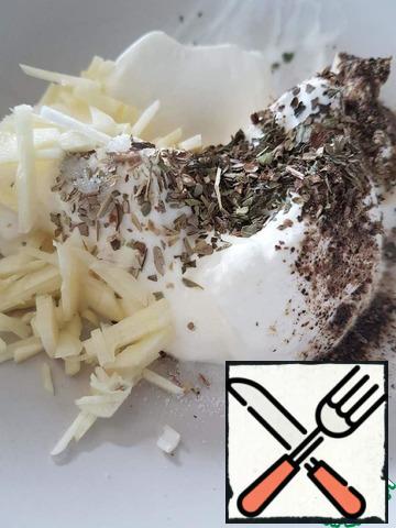 Mix sour cream with dry herbs, add garlic, allspice and salt.