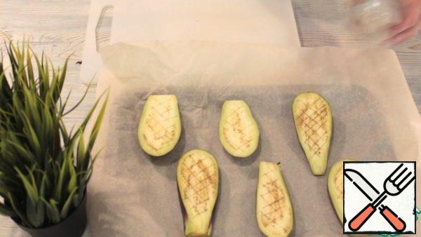 My eggplants are small, it is better to take a medium or large size for the amount of ingredients.
Cut the eggplants across in strips of about 1 cm.
Next, we make incisions, so they will bake faster.
Lubricate the surface of the eggplant with a little vegetable oil and put it in a preheated oven to 200 degrees for about 15 minutes. Eggplants should be fully cooked.