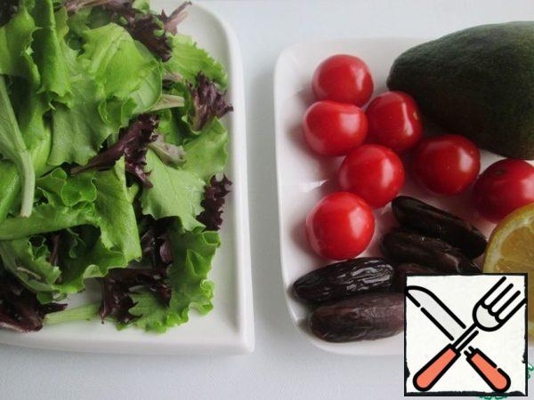 Products for cooking.
Additionally, there will be products for refueling and pine nuts.Wash and dry the lettuce leaves.