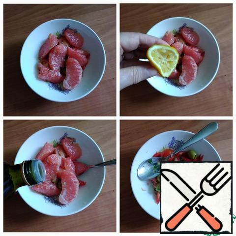 We clean the grapefruit and release the slices from the white films directly above the salad bowl, so as not to lose the flowing juice from it. Pour lemon juice and season with oil. Add the finely chopped greens and mix. You can add salt to taste and pepper. I didn't do it.