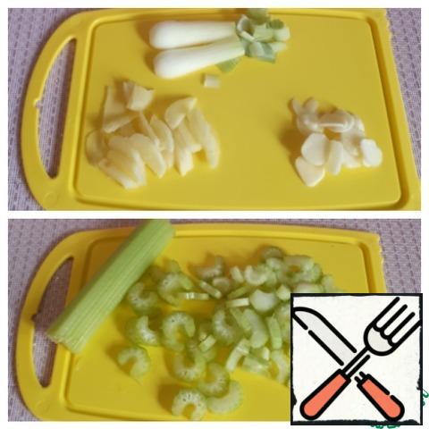 Cut the white part of the green onion, crush the garlic with the flat side of a knife, and peel the ginger and cut into plates. Celery is also cut finely as in the photo.