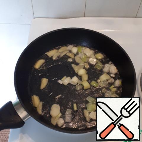 Heat the vegetable oil in a frying pan, fry the garlic, ginger and onion for 1 minute, stirring constantly.