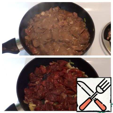 Add the marinated beef, oyster sauce to the pan and fry until the meat is ready, stirring constantly.