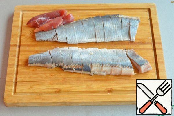 Defrost the freshly frozen herring, gut it and cut it into clean fillets without skin and bones, cut into pieces