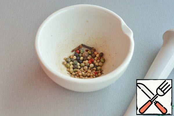 Take spices to your taste. I took 1/2 tsp. of a mixture of five peppers, 1/2 tsp. of coriander seeds and a couple of cloves. Rub everything in a mortar, but not into dust, but so that there are large fractions