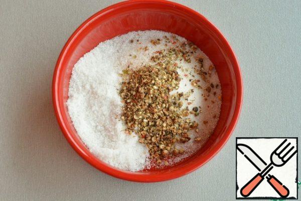 Mix the spices with salt and sugar. In a bowl, put the pieces of herring and mix with salt, sugar, spices. Cover the bowl with a lid and put it in the refrigerator overnight.