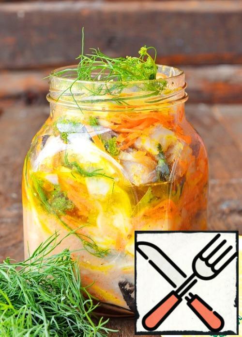 In the jar, add layers of onions, carrots, lemon slices and salted herring. Shift the layers with dill sprigs and bay leaves.
Pour the oil and put it in the refrigerator for another day. Periodically turn the jar over so that the marinade inside is evenly distributed.
A few tips from personal experience of cooking this dish:1. It is better to take a thin-cored lemon, because a thick-cored lemon in the process of pickling is a little bitter.2. If you are afraid of lemon bitterness in the dish, then I recommend removing the zest from the lemon, removing the white part of the crust and cutting the lemon into slices without a crust. And add lemon slices without a peel and lemon zest to the jar. Then there will definitely be no bitterness3. In some recipes, herring is put in a jar with vegetables immediately, sprinkled with salt and sugar. In my opinion, with such a bookmark of products, the herring does not have time to salt, but the vegetables become over-salted. Therefore, I recommend that you first salt the herring, as I wrote, and then marinate it with vegetables and lemon.