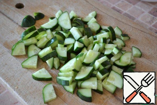 Cut the cucumbers into quarters.