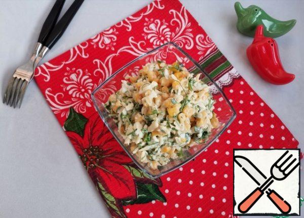 Season the salad with mayonnaise and mix. It is desirable to serve to the table immediately.
