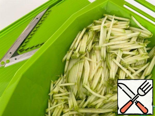 For the salad, we use a medium-sized zucchini with a thin skin and without seeds. Zucchini is washed and rubbed or cut into strips (the thickness of the pasta).