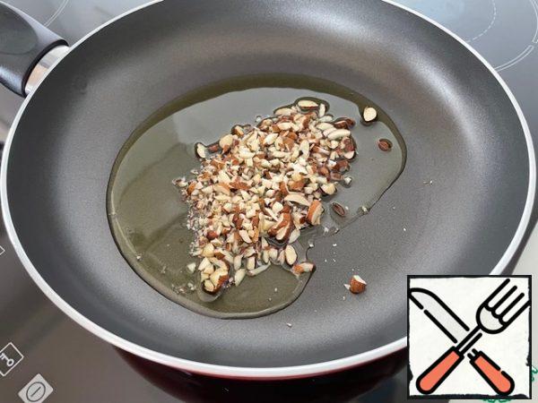 In a frying pan, heat the vegetable oil (ideally olive oil) and fry the almonds for 1 minute.