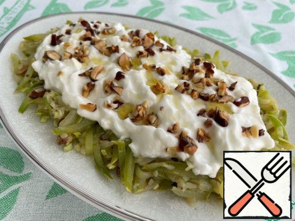 We collect our salad just before serving, because yogurt releases whey and can spoil the aesthetic appearance. Put the zucchini on a plate, top with yogurt and sprinkle with previously postponed almonds. Bon Appetit!