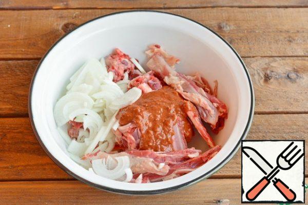 Cut the onion into half rings, add the onion and marinade to the ribs, mix well and, having tightened the bowl with a film, send it to marinate in the refrigerator for a period of 2 to 24 hours. The longer it is marinated, the tastier the meat