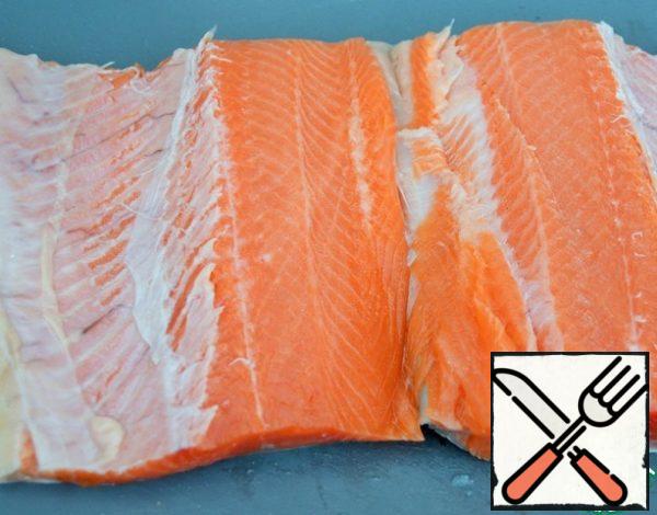 Clean the fish from the scales, cut out the ridge.