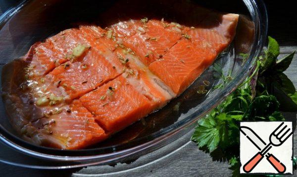 Put the fish skin down, cut into portions to the skin, lubricate with a garlic-oil mixture.