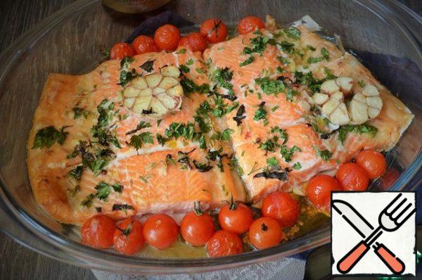 Bake for 10-15 minutes, 200 degrees. Grease with the resulting juice and bake for another 10 minutes, 220-230 degrees. Serve the fish hot.