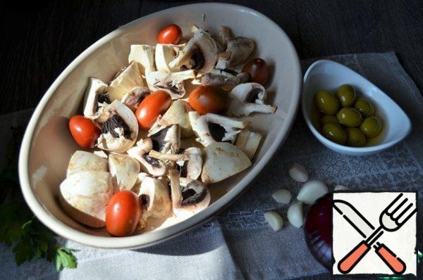 Grease the refractory mold with olive oil, cut the mushrooms into it, spread out the cherries.
