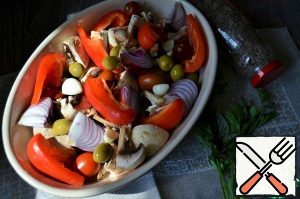 Add pieces of pepper, garlic cloves.