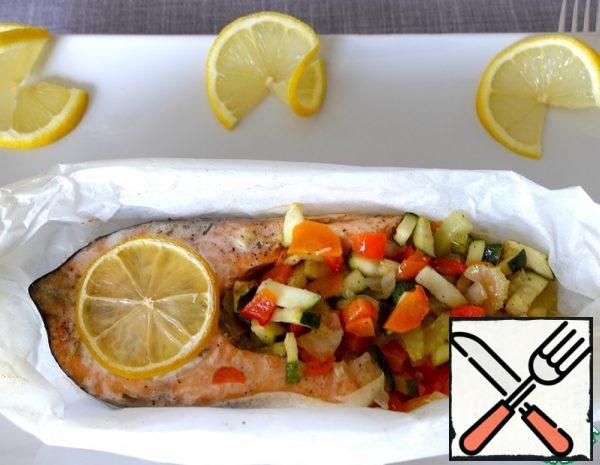 1. Cut the vegetables, add spices and olive oil.
2. Mix everything well.
3.Put the salmon steak on a piece of parchment paper and form a boat.
