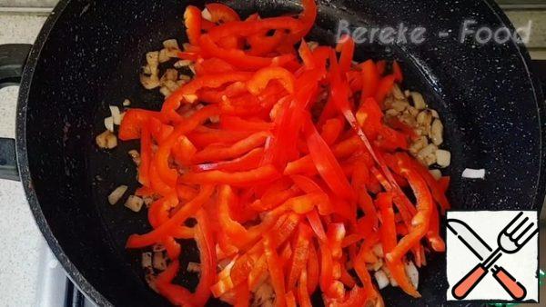 Drain some of the vegetable oil from the pan, leave a little and fry the onion in it until soft, stirring from time to time. Then add the paprika, coriander, ground pepper, mix, now I put the sweet pepper again, mix everything and fry for a minute.
