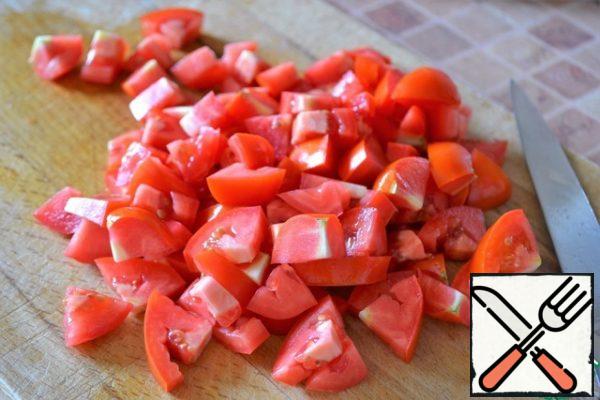 Cut the tomatoes into quarters. Cut each quarter into slices.