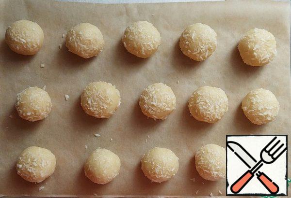 Place the balls on a baking sheet covered with baking paper and greased with vegetable oil.