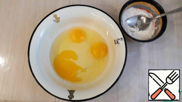 In a separate bowl, beat the eggs with a whisk (3 pcs)