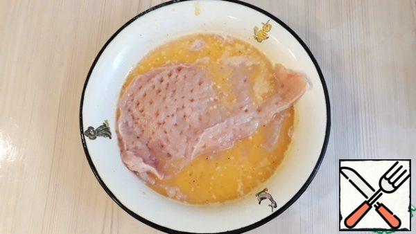 Cut the chicken fillet into layers 1-1. 5 cm thick, beat off from both sides. Place the schnitzels in the prepared mixture. Leave the bowl with the schnitzels for 1 hour.