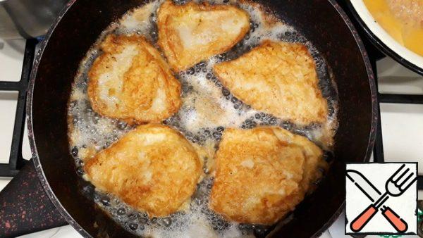 Add 1 tablespoon of melted butter to the pan, add vegetable oil so that the schnitzel is half hidden when frying. Heat the frying pan over medium heat. Fry the schnitzels on both sides for 5-7 minutes. before the formation of the desired color.