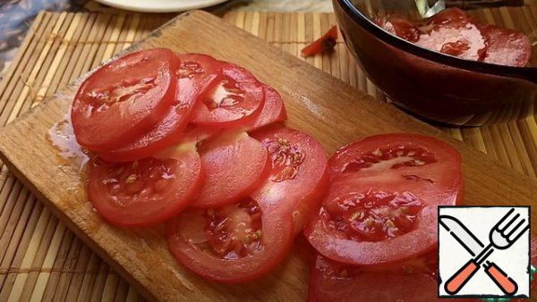 Cut the tomato into slices.