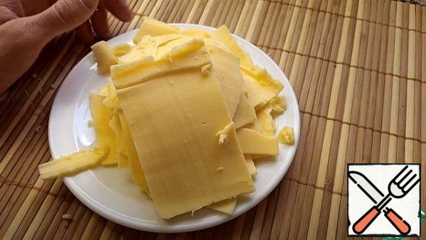 Cut the cheese into slices.