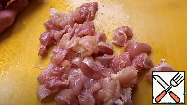 The chicken thigh can be cut arbitrarily, but the pieces should be small. The skin from the chicken thigh needs to be separated, it is not needed.