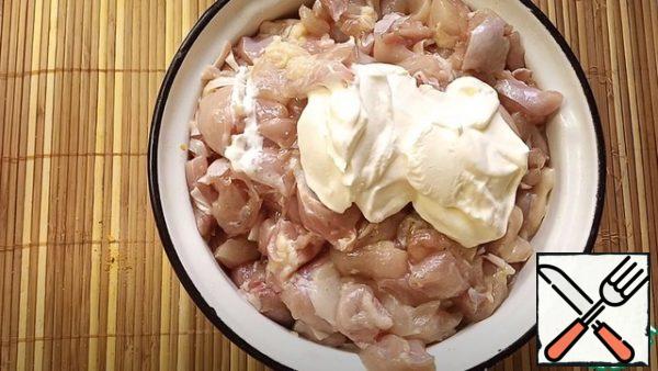 Then add the sour cream and mix again. We remove it to the side for 30 minutes, so that the chicken meat is slightly soaked with spices and sour cream.