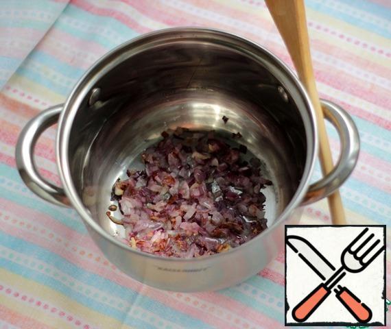 In a saucepan with a thick bottom, heat the vegetable oil and fry the onion and garlic on low heat for five minutes.