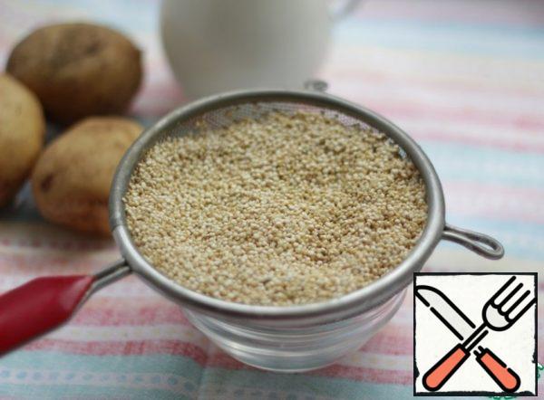 Rinse the quinoa. Pour 4 cups of hot water into a saucepan with fried onions and pour out the washed cereals, bring to a boil, reduce the heat and cook for 10 minutes.