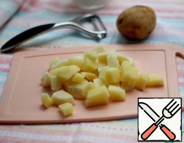 Peel the potatoes, cut them, add them to the pan, cook for 10 minutes.