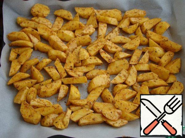 Peel the potatoes and cut them into large slices. In a bowl, mix the potatoes, spices, 1 tsp salt and 2-3 tbsp vegetable oil. Place on a baking sheet and place in a preheated 170-180 * oven for about 20 minutes, until golden brown.