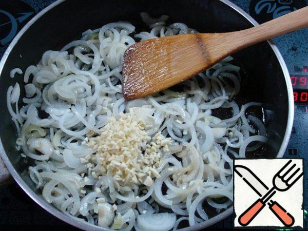 In the same pan, fry the chopped onion until light golden brown. Then add the chopped garlic and lightly fry together with the onion.