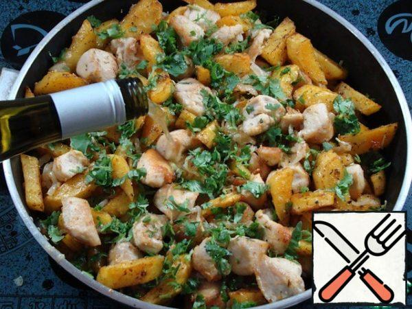 In a frying pan, mix the chicken fillet, fried potatoes with garlic and onion. Add chopped coriander and basil, pour in dry white wine and simmer under the lid for 5-10 minutes.
Ready-made ojakhuri is traditionally served in ketsi, in a combination of homemade red Georgian wine.