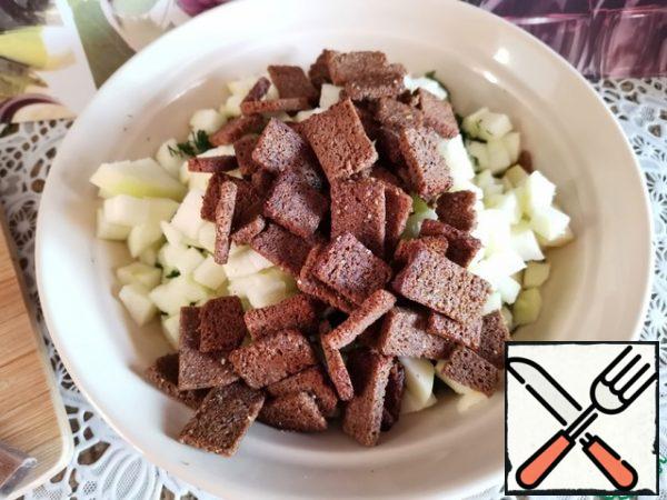 Pour the crackers into the salad bowl, add salt (I did not salt it), add mayonnaise, mix and serve immediately.