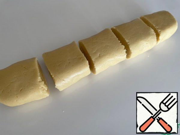 From the products for the dough, we knead an elastic shortbread dough (we use oil at room temperature). We divide it into five equal parts.