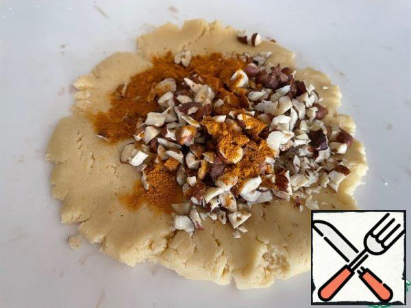 In the second part of the dough, mix the hazelnuts and turmeric. Repeat the steps.